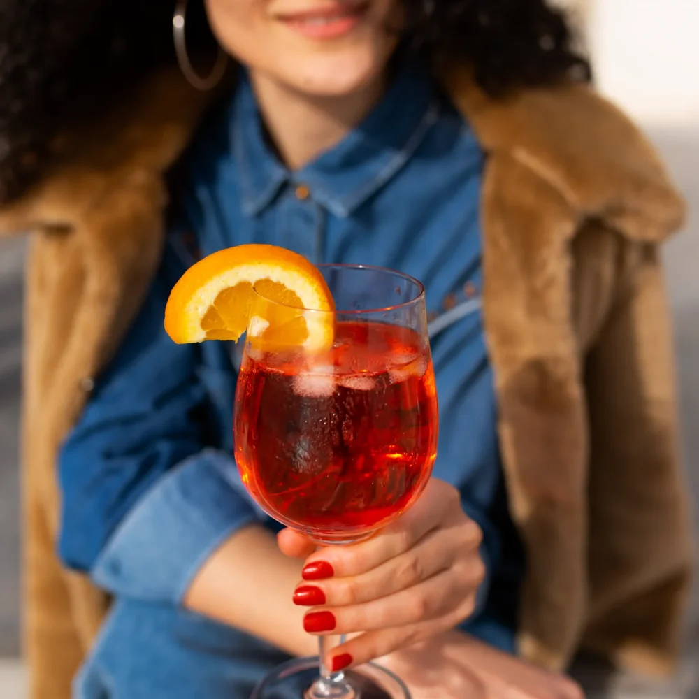 people-drinking-cocktails (2)